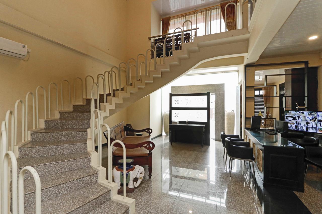 Reddoorz Plus Near Halim Perdanakusuma 2 Джакарта Экстерьер фото